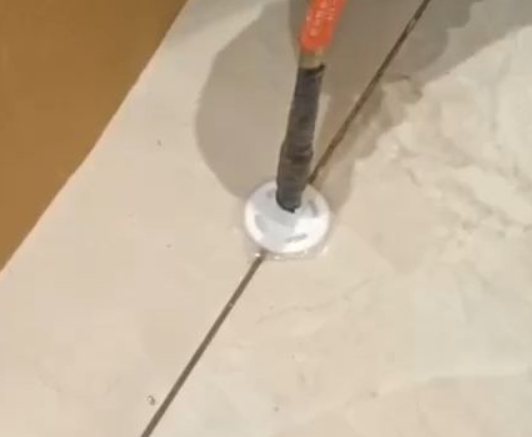 临汾瓷砖空鼓维修公司专业解答瓷砖在铺贴过程中，如果没有涂抹均匀到位的粘结材料（如水泥砂浆或瓷砖胶），可能会导致以下问题